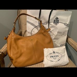 Prada
Zip Top Hobo Vitello Daino